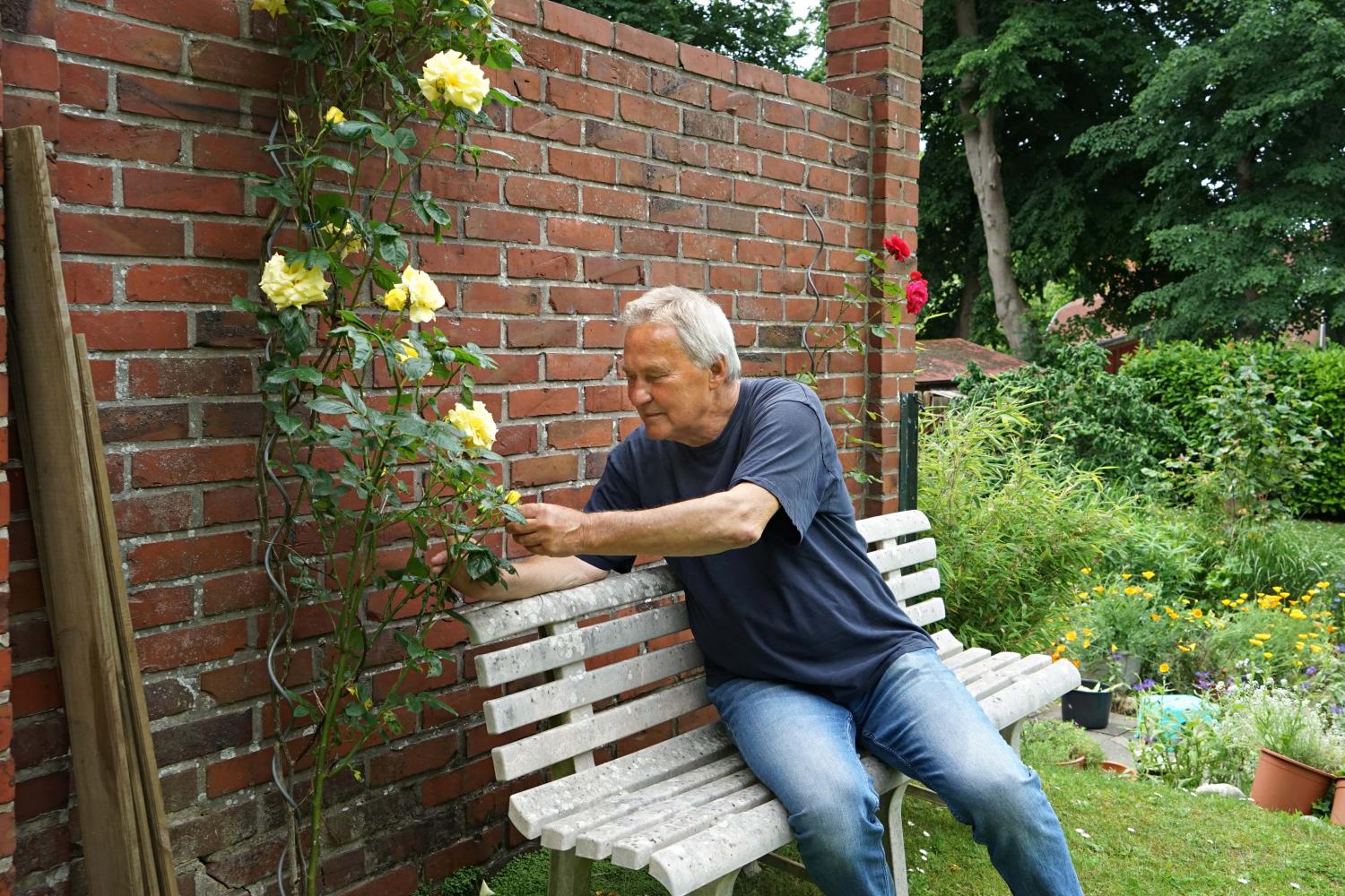 Peter Lohse auf einer Bank